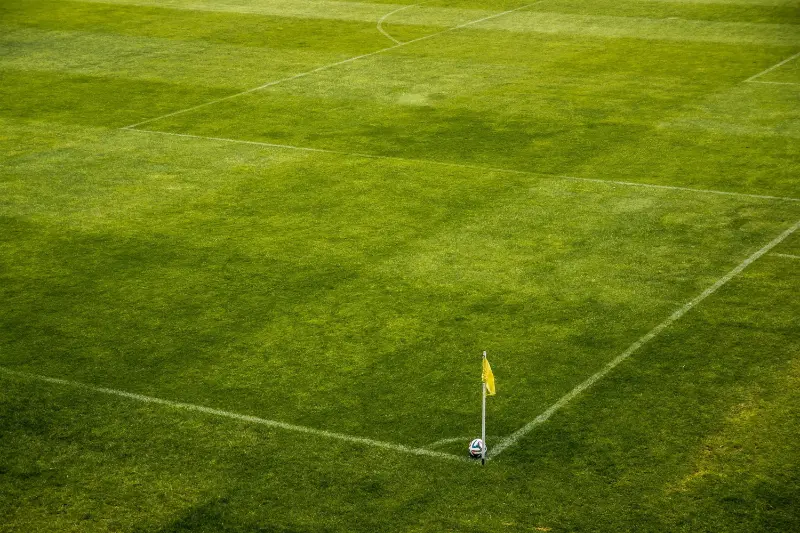 Cột cờ góc được hiểu như thế nào trong football pitch?
